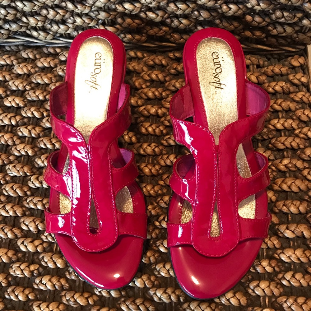 NWOT pink Wedge sandals